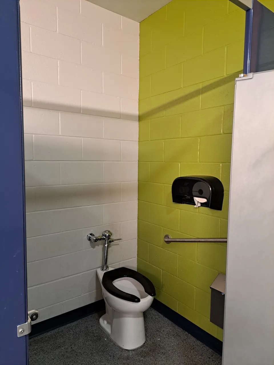 Rez-de-chaussée - Salle de toilettes - Femmes