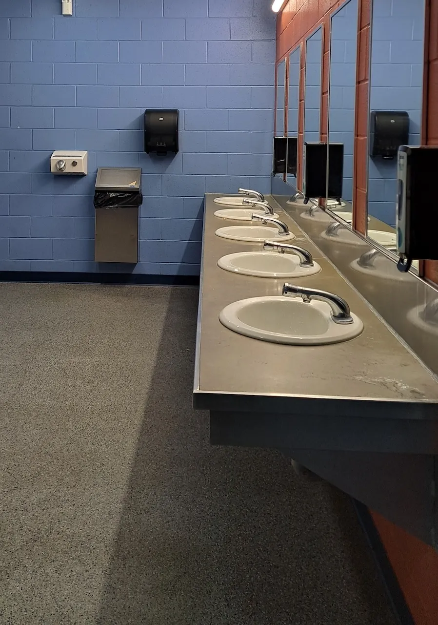 Rez-de-chaussée - Salle de toilettes - Hommes