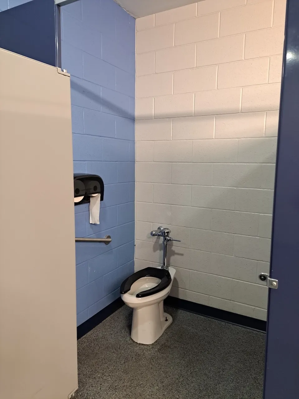 Rez-de-chaussée - Salle de toilettes - Hommes