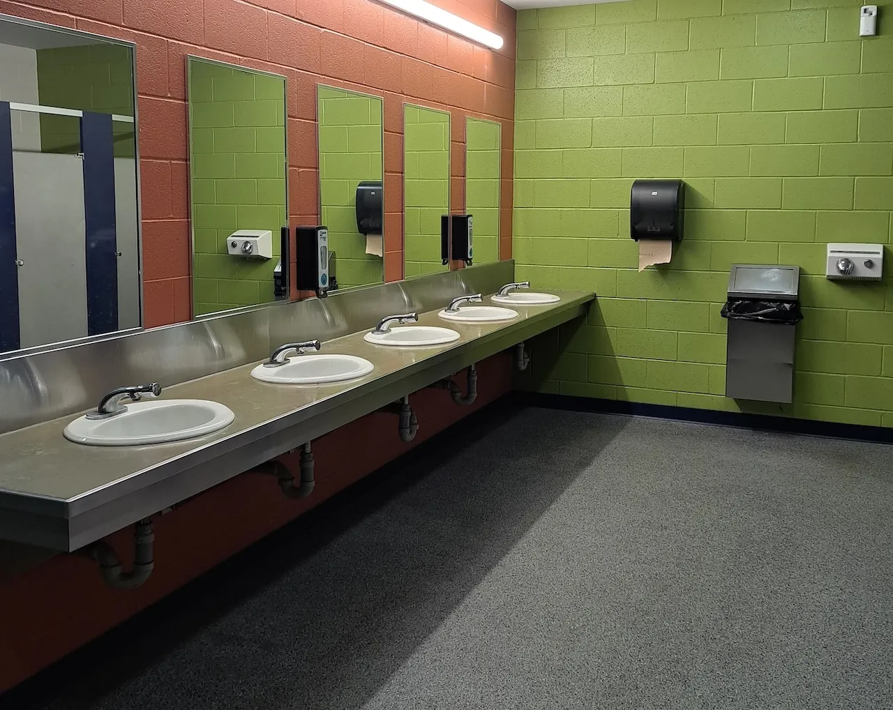 Rez-de-chaussée - Salle de toilettes - Femmes