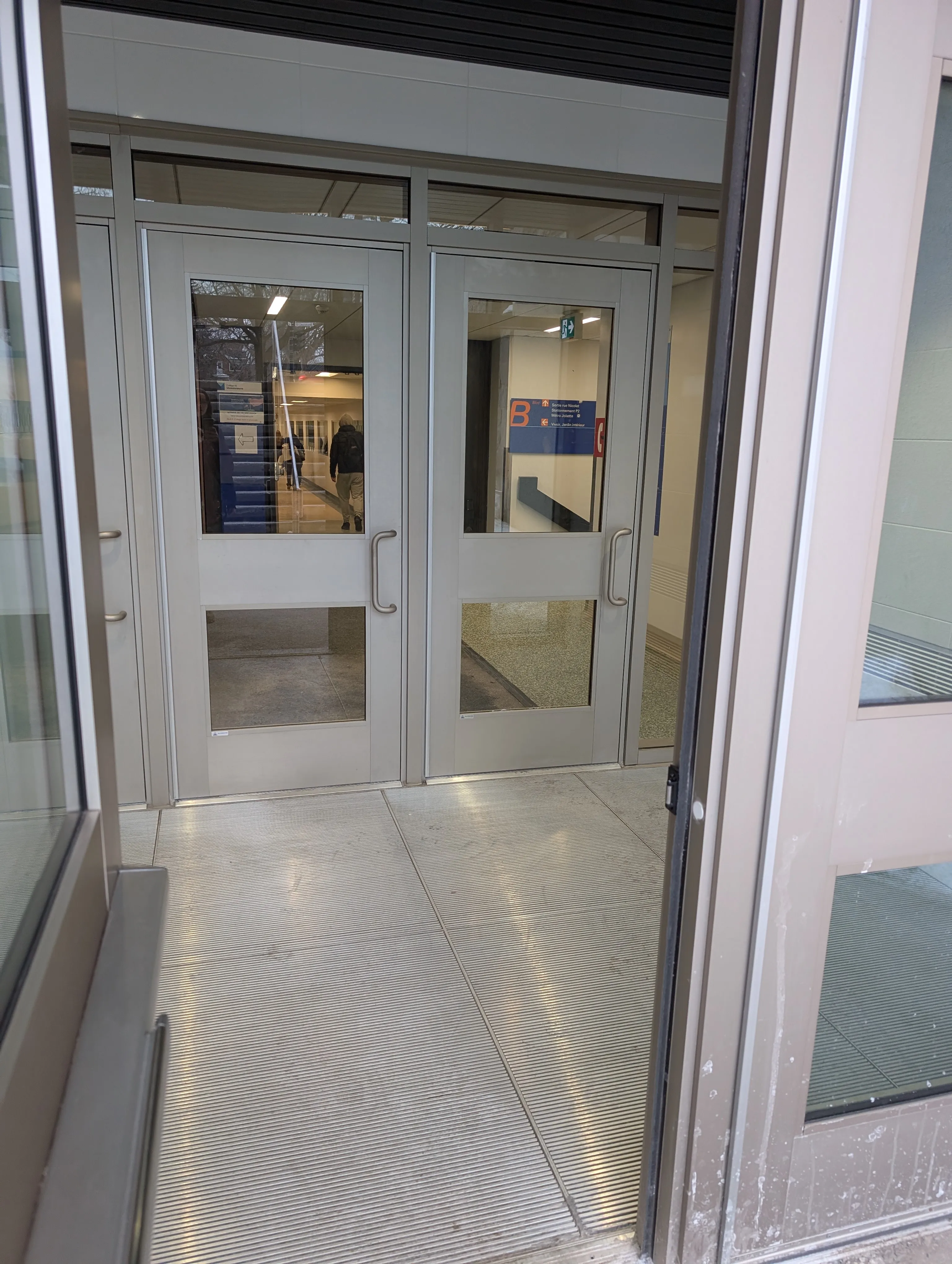 Vestibule and second entrance door on Sherbrooke Street