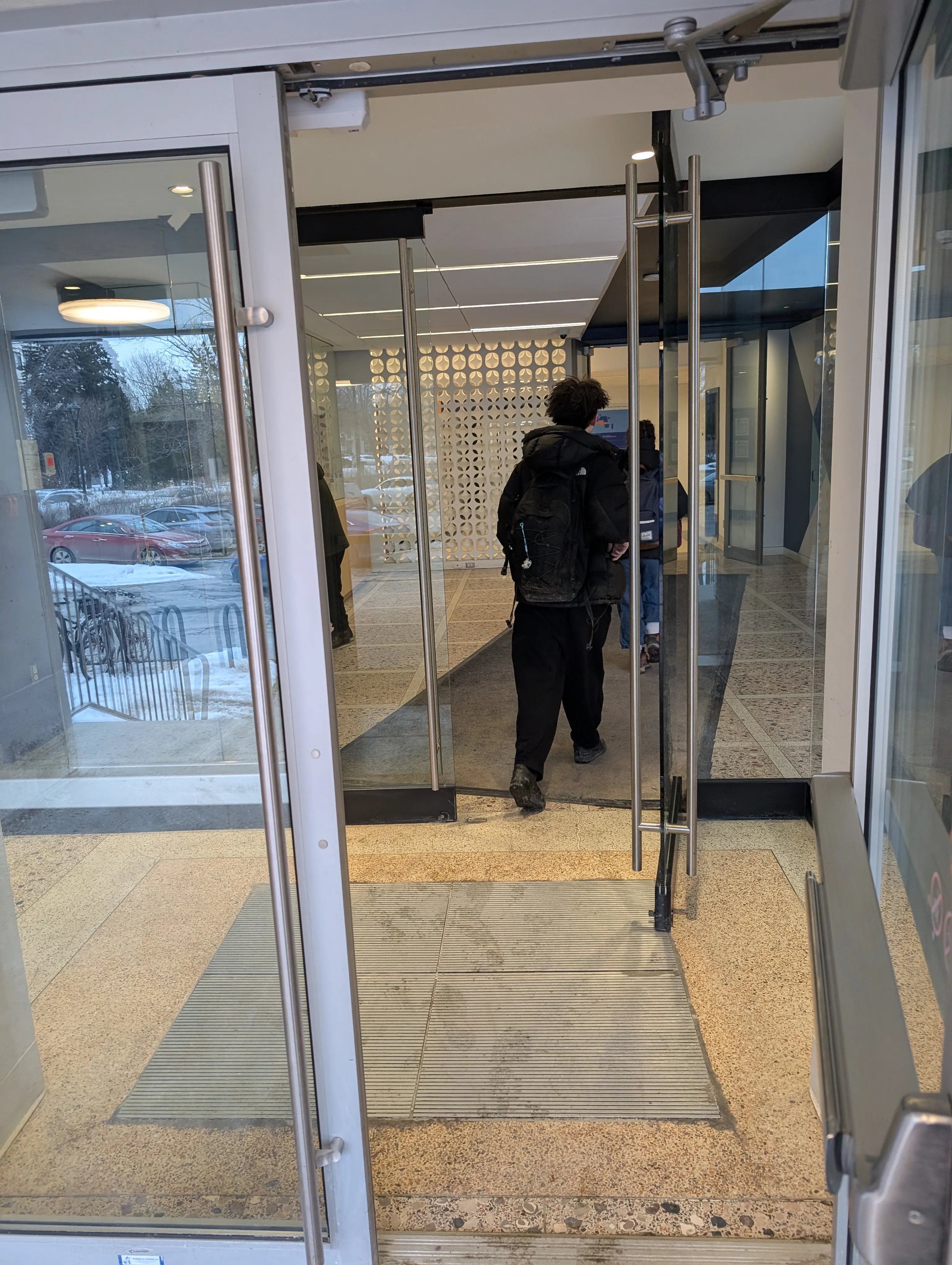 Vestibule, second entrance door and reception hall of the entrance on Nicolet street