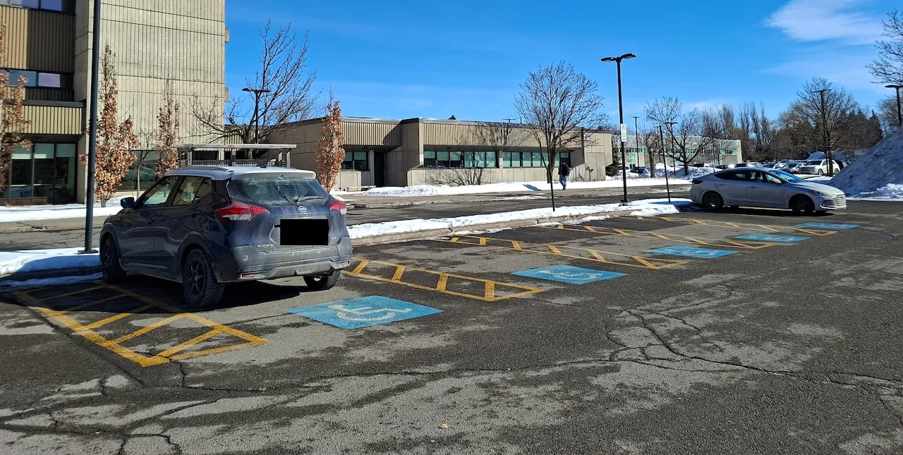 Cégep André-Laurendeau / Théâtre Desjardins (Porte 6) - Stationnement