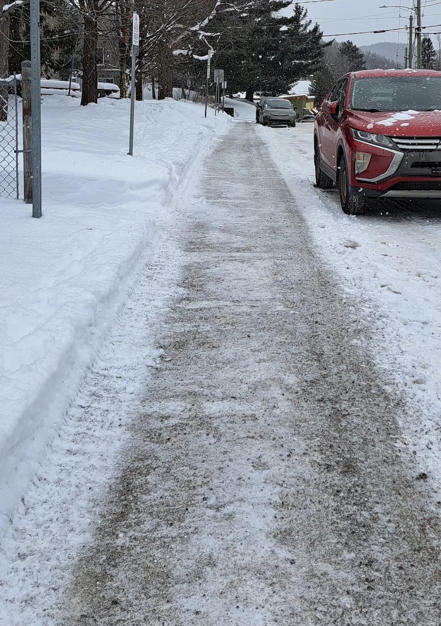 Allée du stationnement municipal à l'entrée