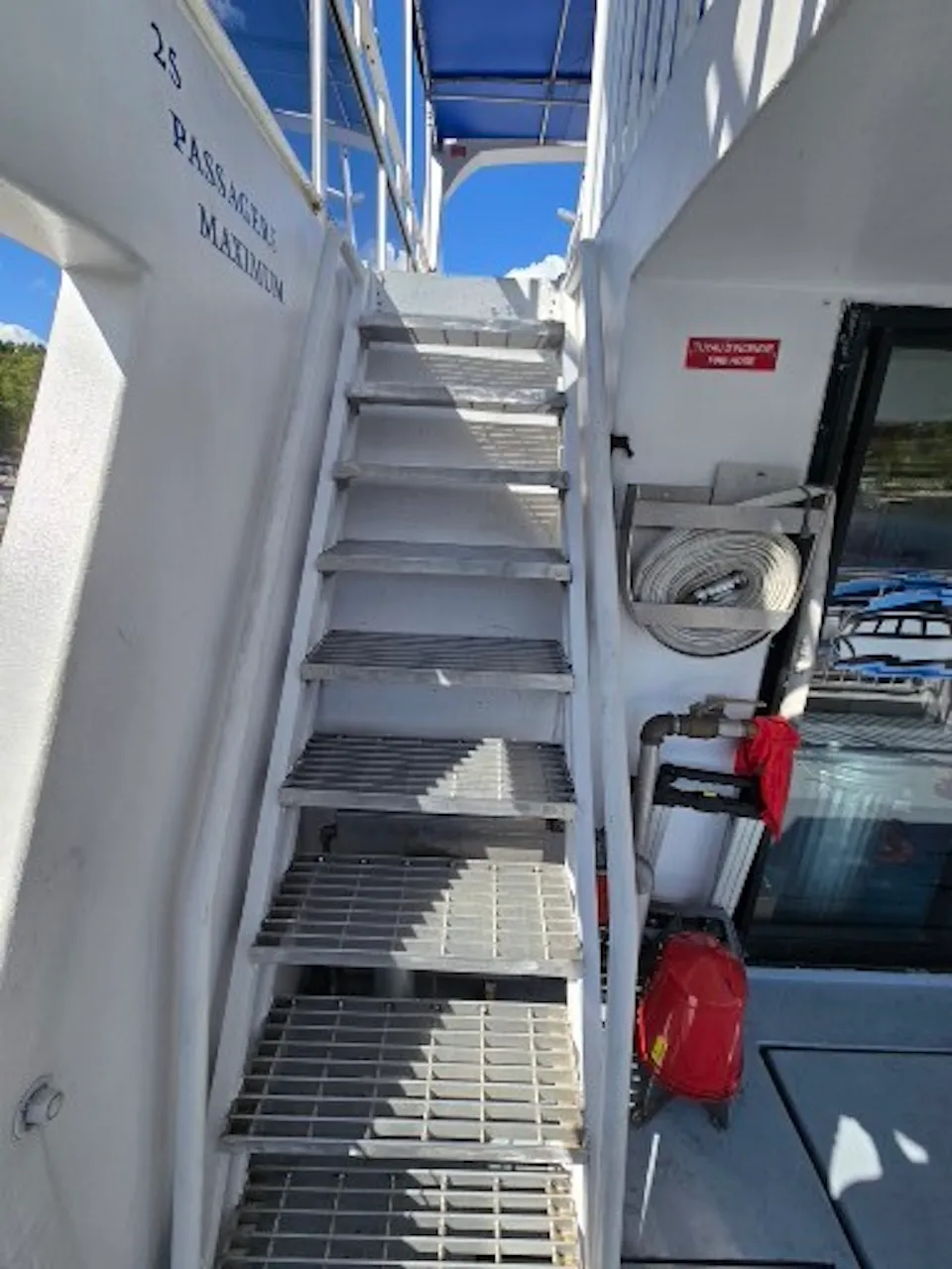 Escalier pour accéder à l'étage du bateau