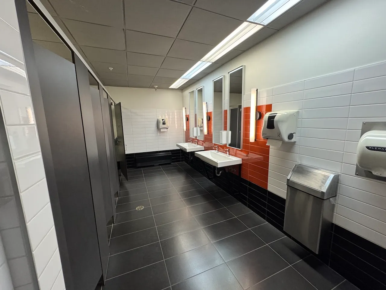 Salle de toilettes (sous-sol)