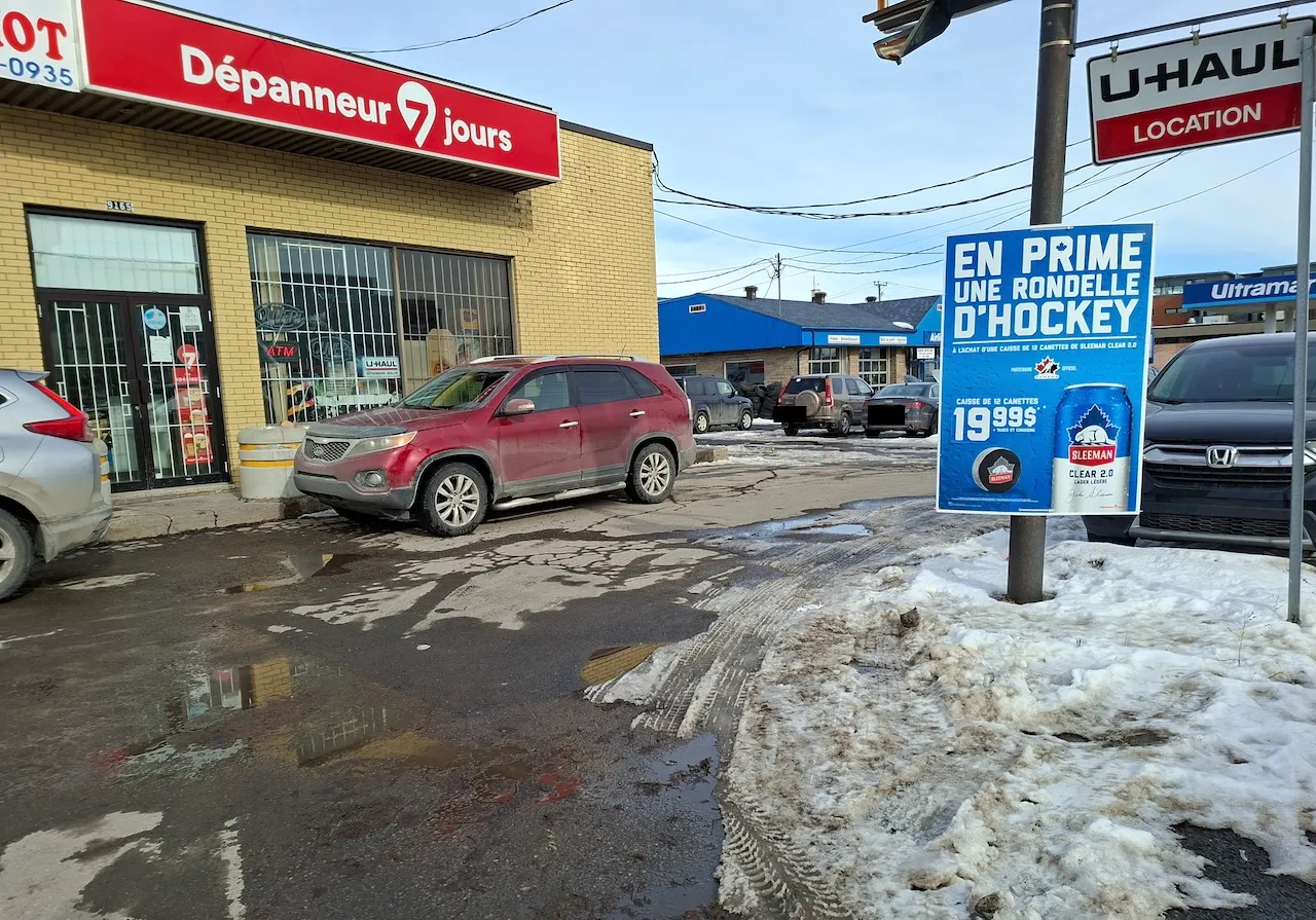 Dépanneur 7 jours - Parking