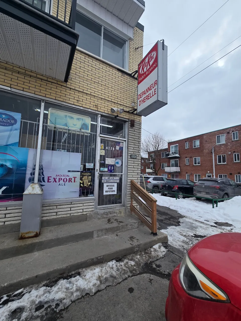 Outdoor entrance to Dépanneur d'Hérelle