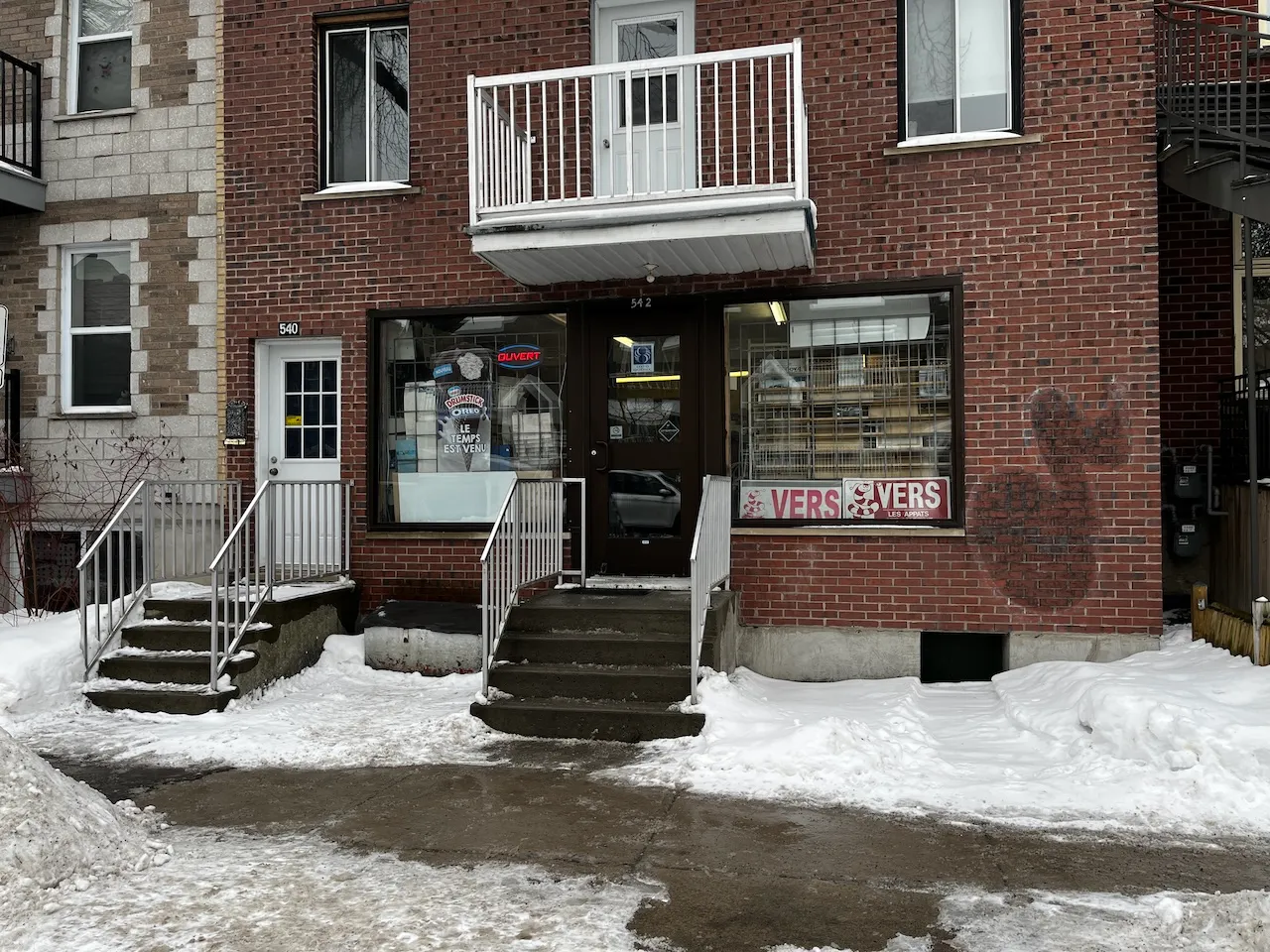 Entrance - 4-step staircase and 8-cm threshold