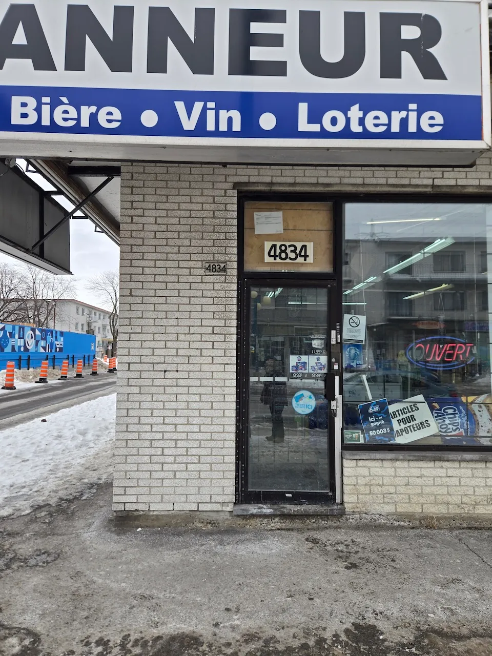 Entrée extérieure du dépanneur Kate