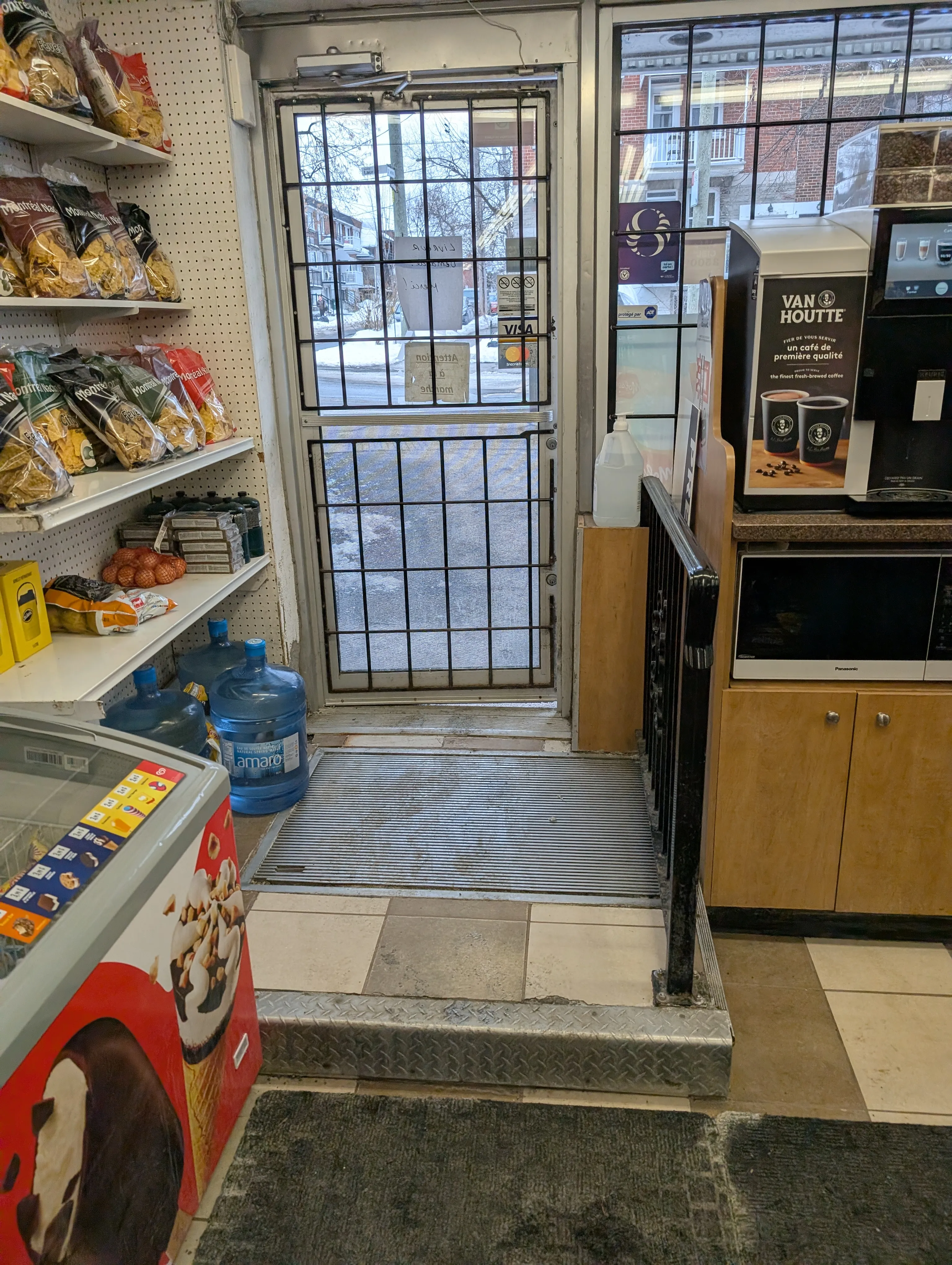 Porte d'entrée vue de l'intérieur avec une marche