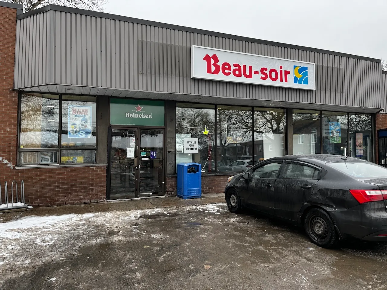 Stationnement à l’avant de l’établissement et entrée