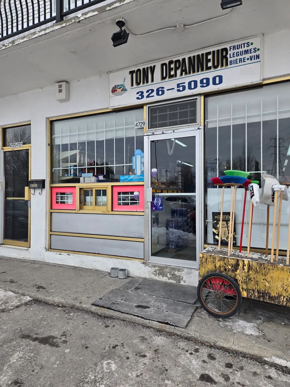 Entrée extérieure du dépanneur Tony