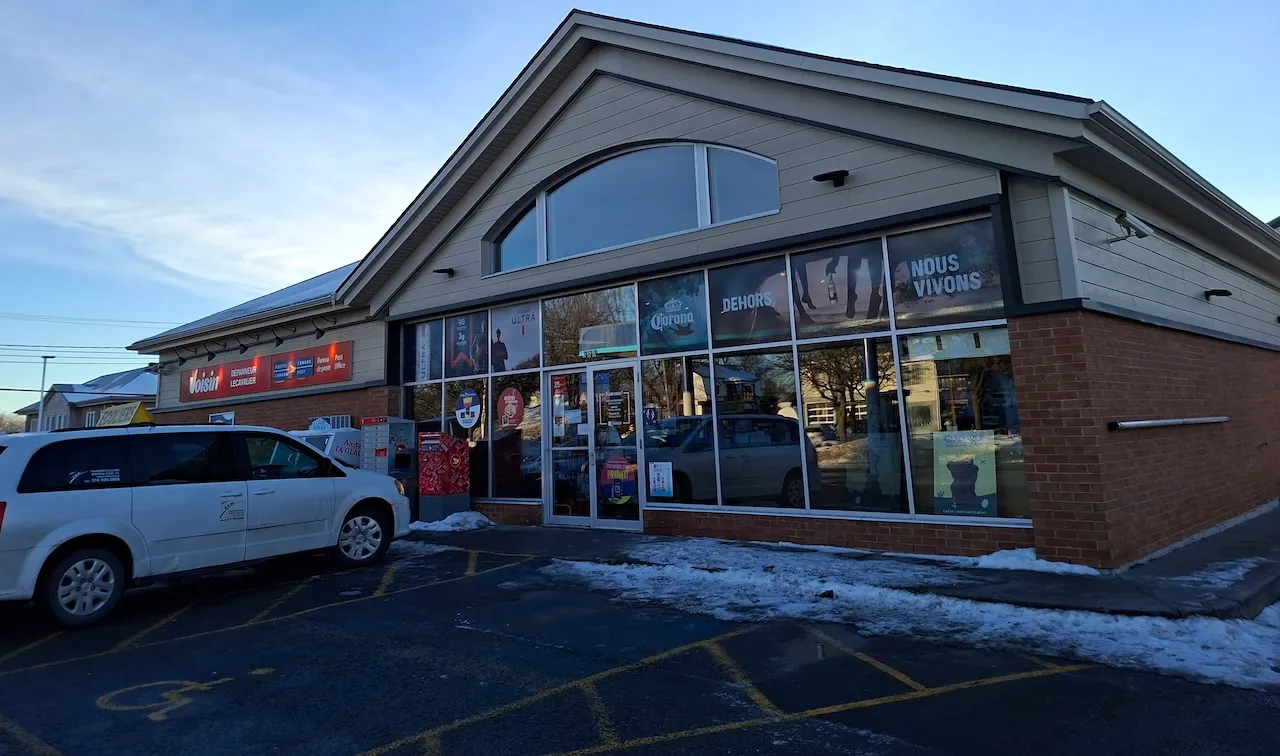 Dépanneur Voisin / Bureau Poste Canada - Stationnement