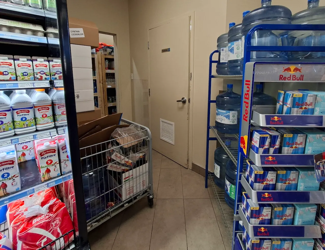 Salle de toilette universelle - Corridor de circulation