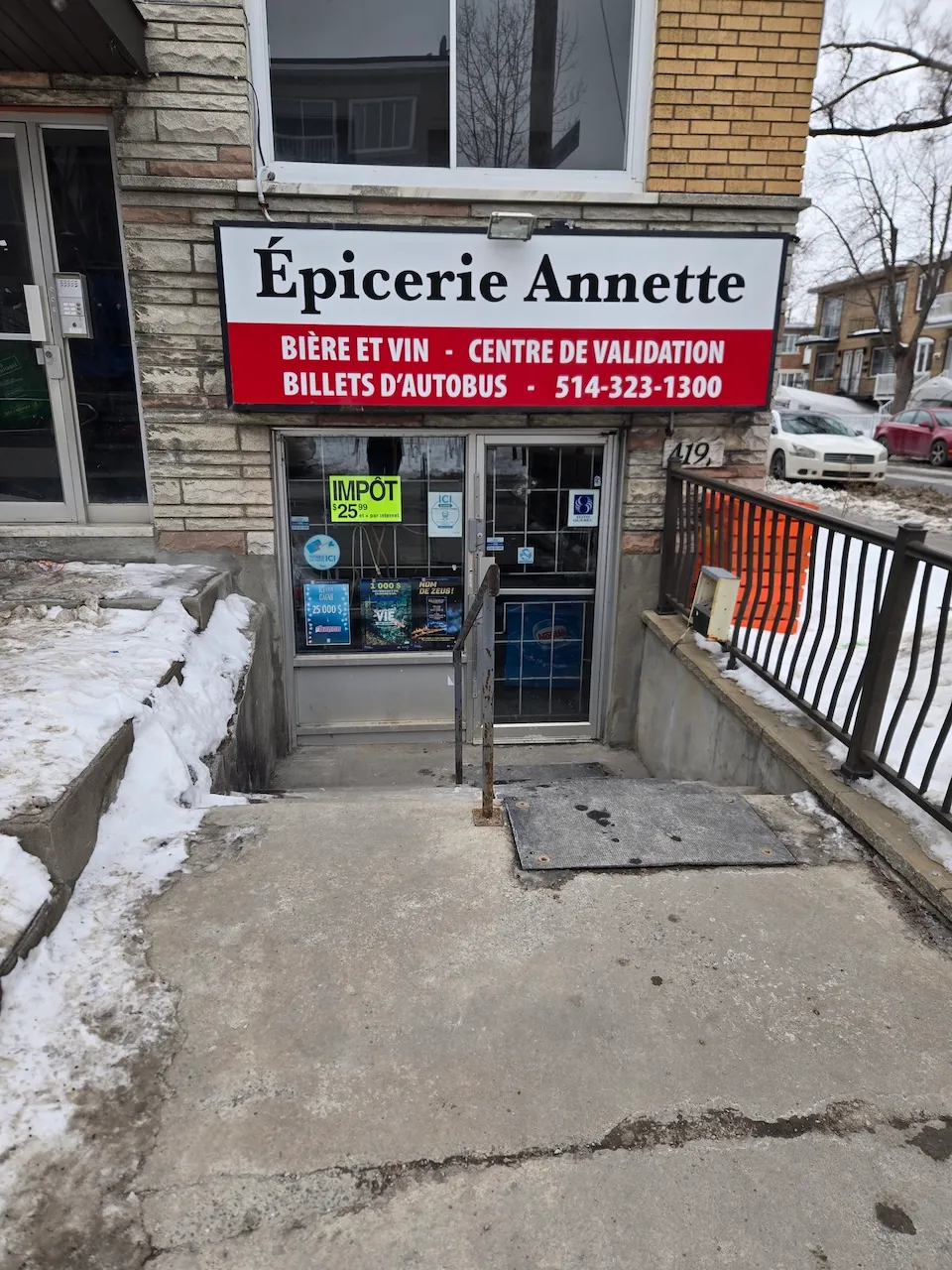 Entrée extérieure de l'épicerie Annette
