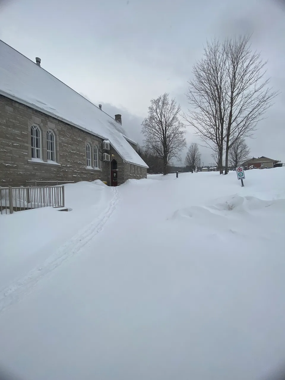 Allée vers l'entrée pour les personnes à mobilité réduite