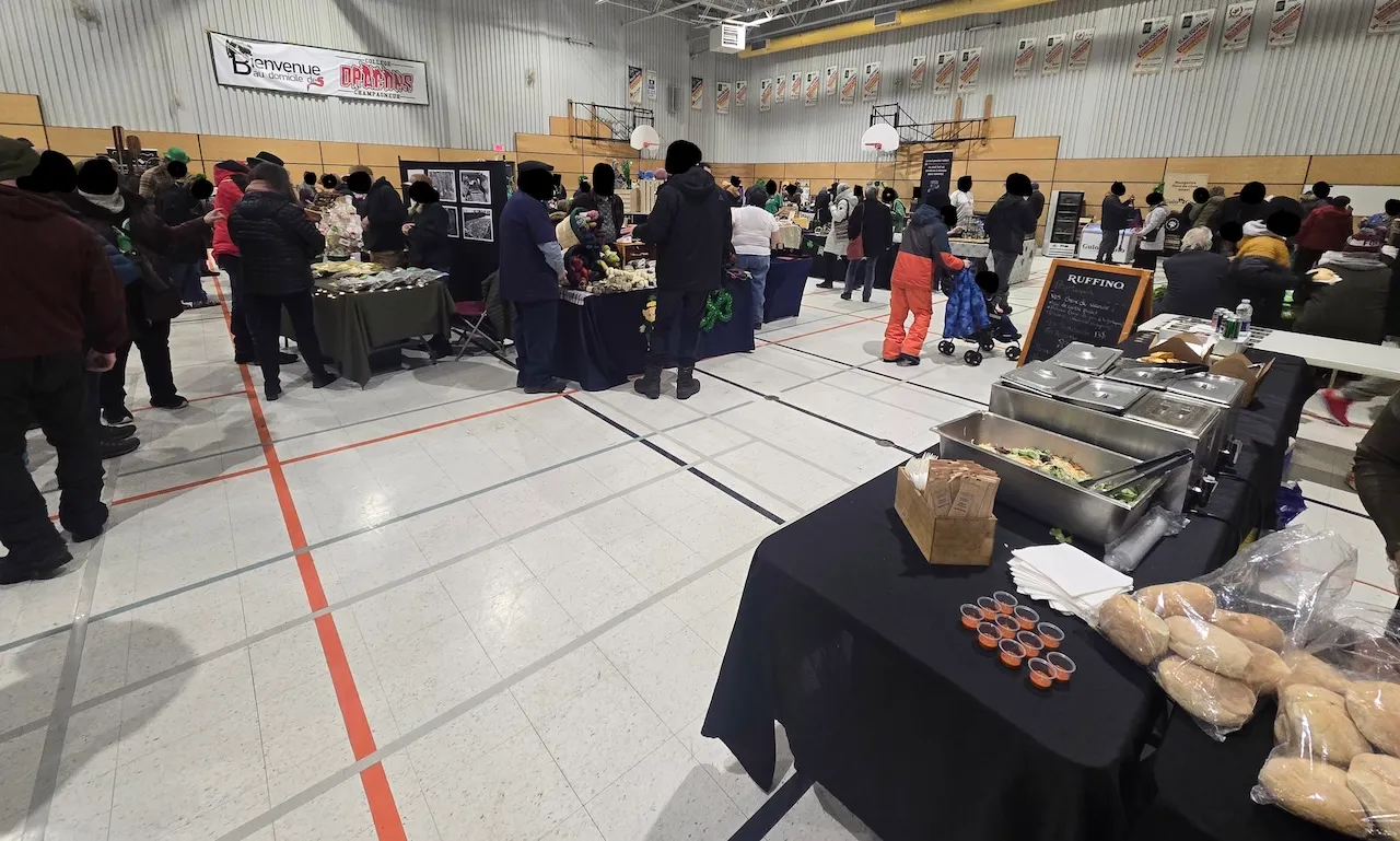 Intérieur de la salle des exposants au gymnase