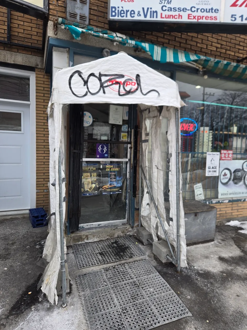 Entrée extérieure du dépanneur Lamarre