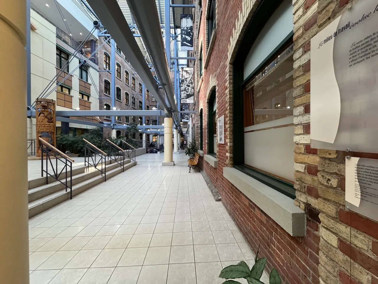 Corridor vers la salle d'exposition