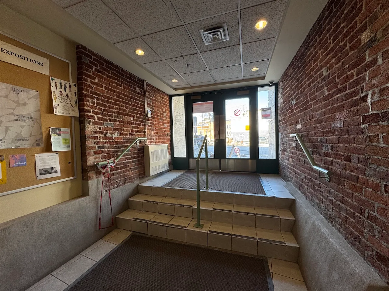 Marches vers la salle d'exposition