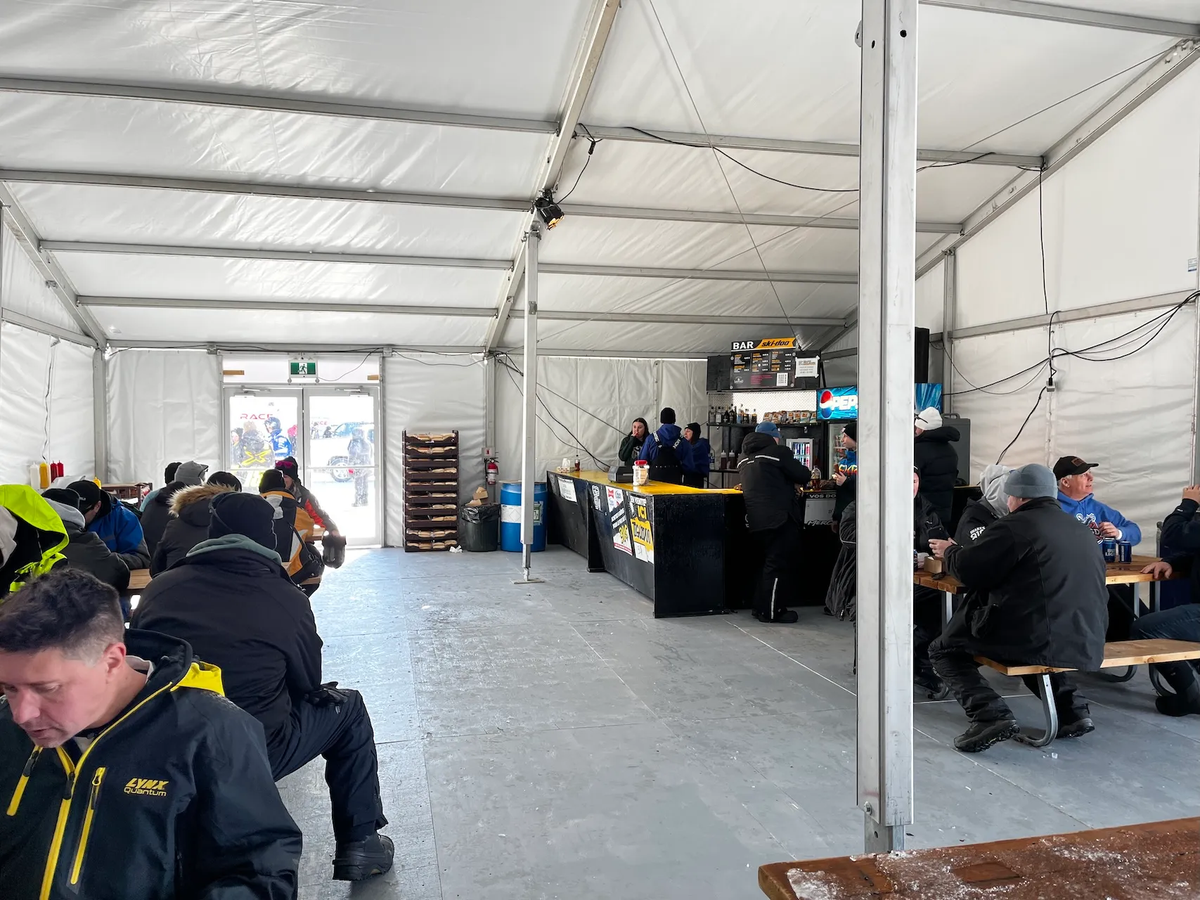 Zone paddock - tente - intérieur