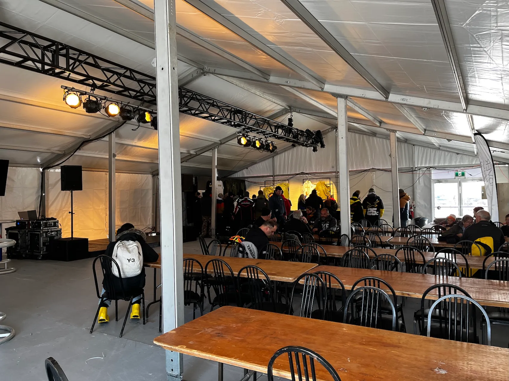 Zone familiale - intérieur du chapiteau