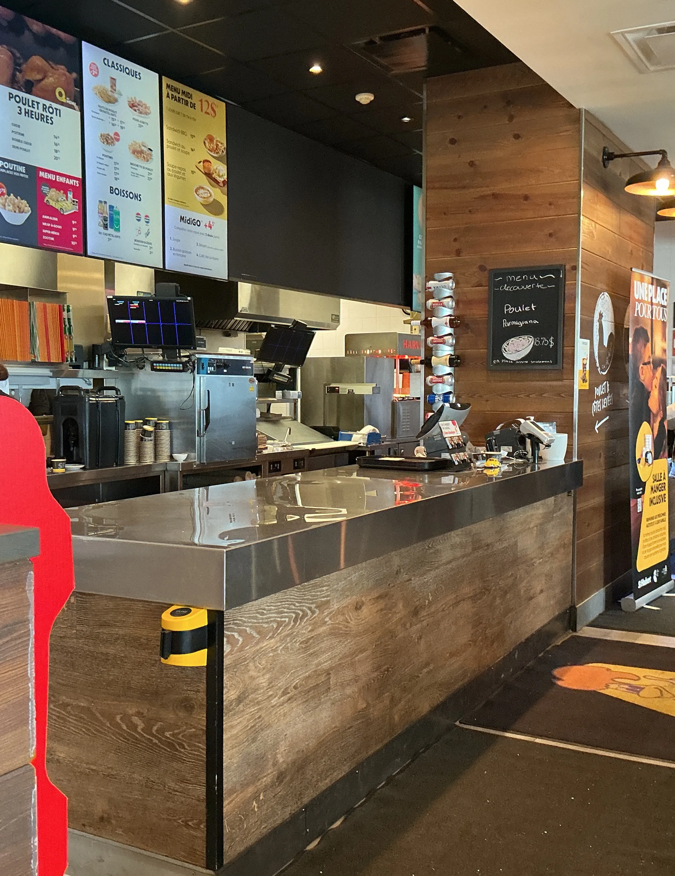 À l'intérieur il y a deux comptoirs; celui de Harveys et celui de Express St-Hubert.