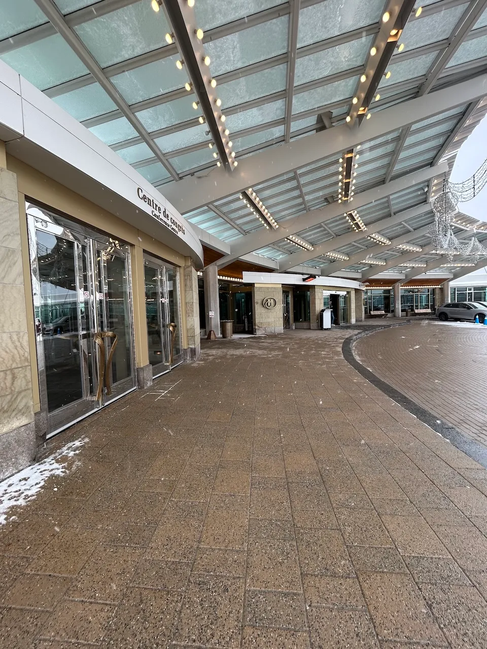 Entrée extérieure (centre de congrès et entrée principale de l'hôtel)