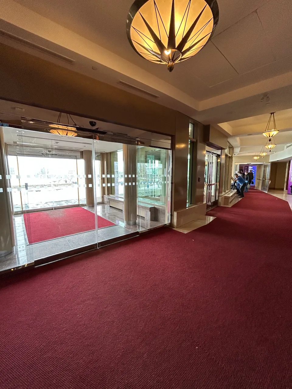Entrée principale de l'hôtel et corridor menant au centre de congrés