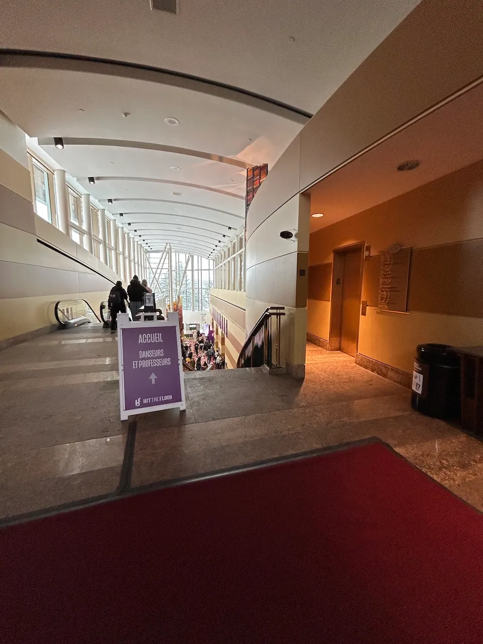 Accès au centre de congrès (ascenseur, escalier mécanique et escalier)