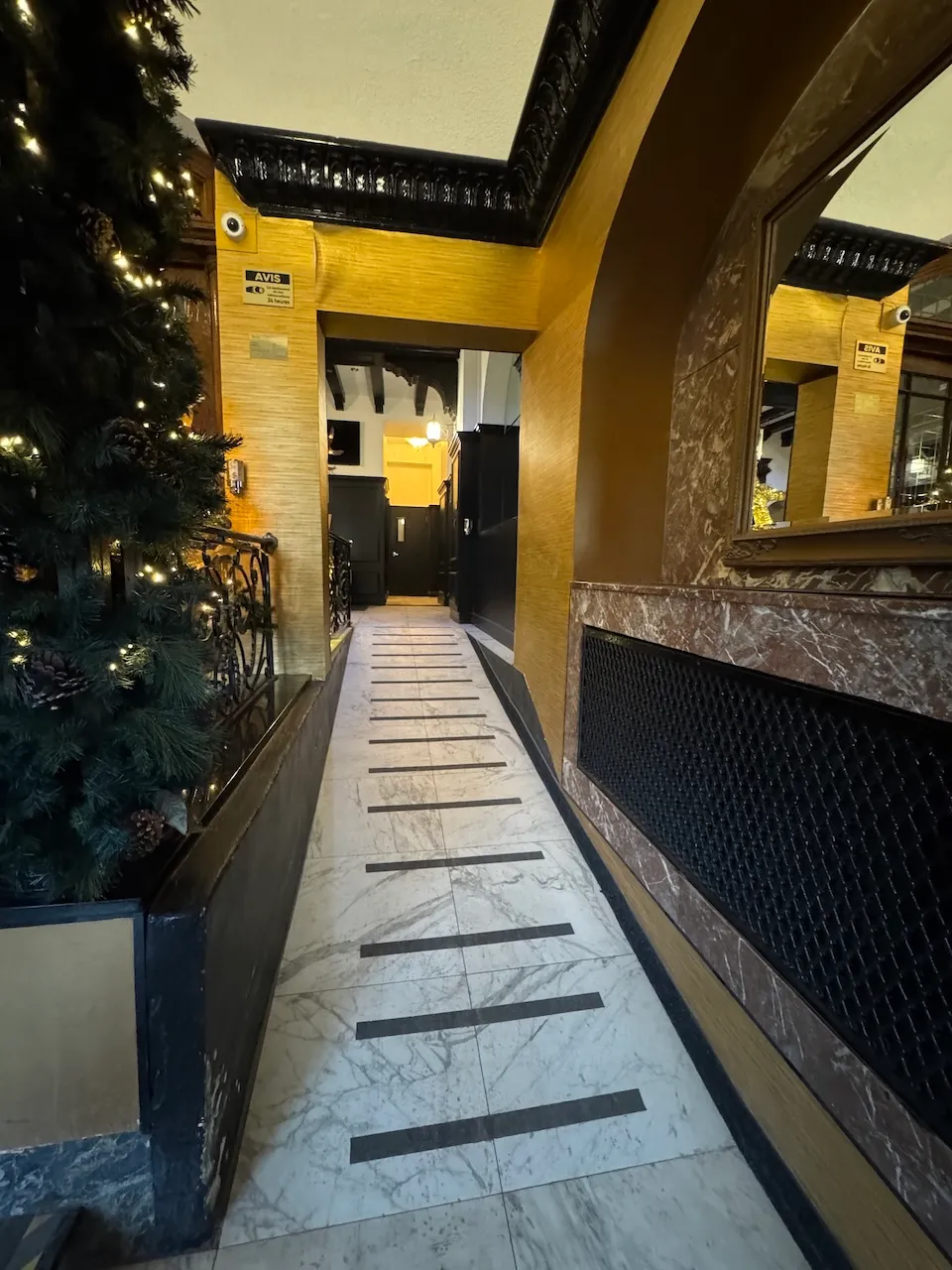 Entrée intérieure - rampe d'accès