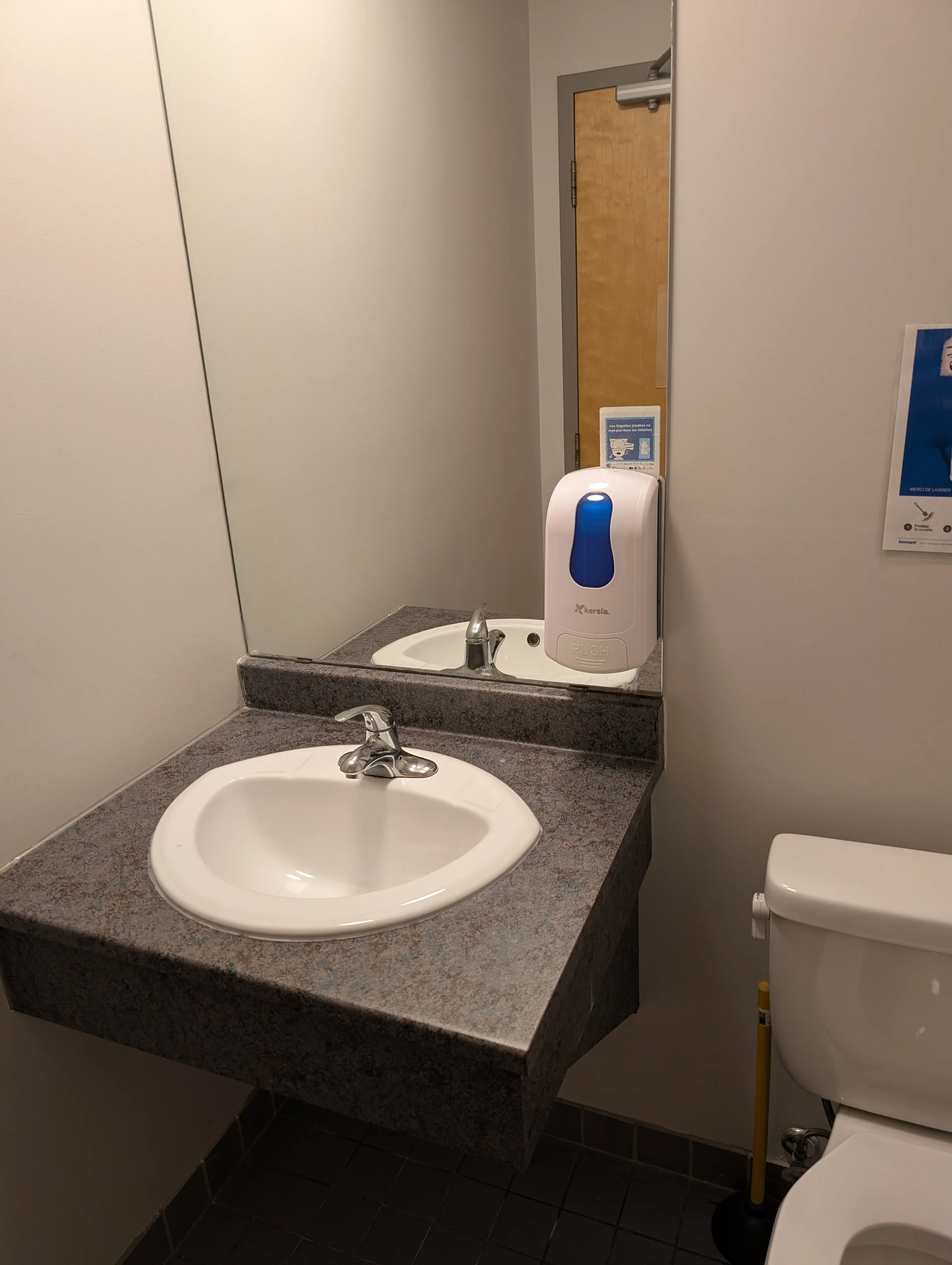 Salle de toilette hommes - lavabo
