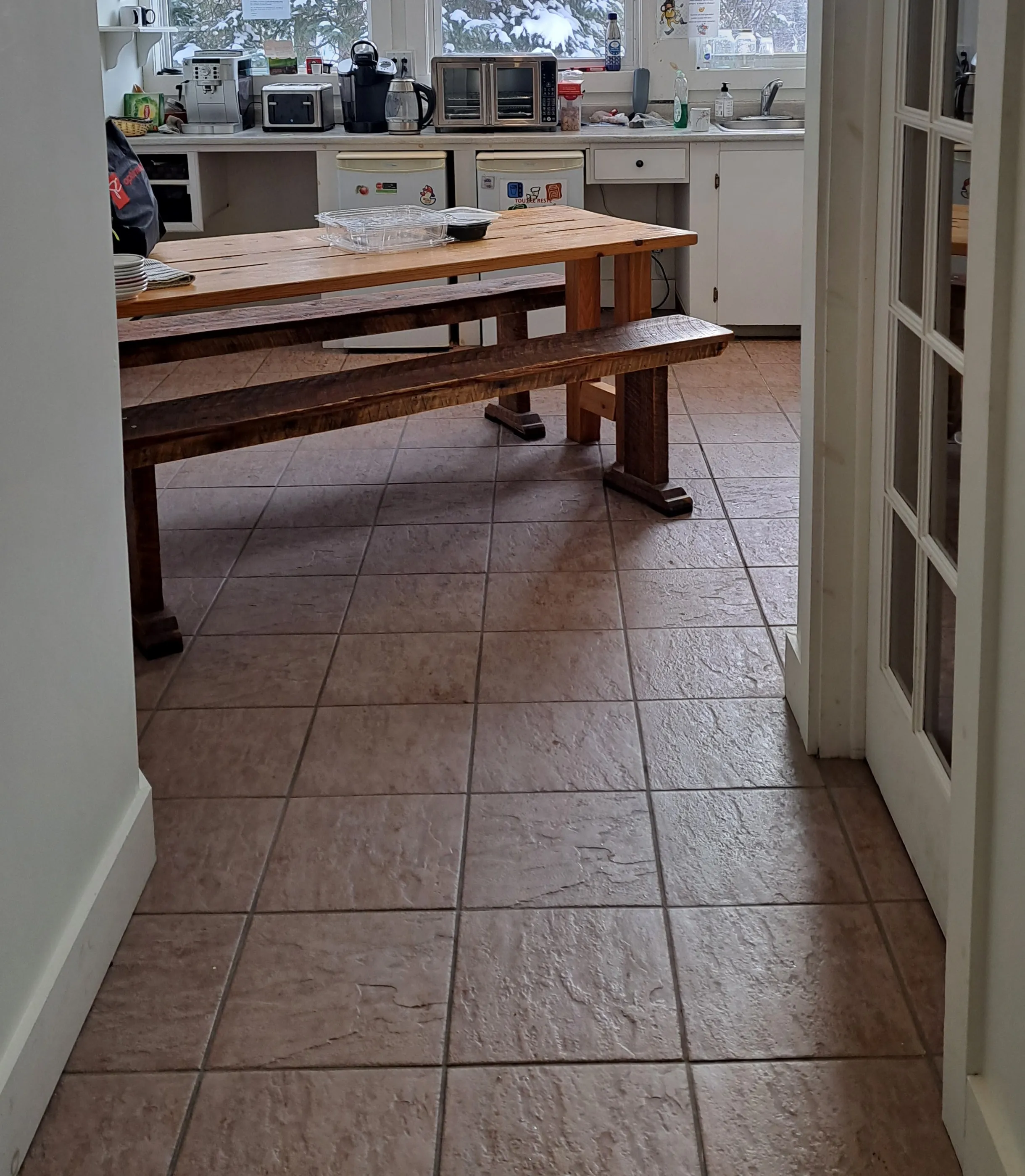 Allée menant à la salle de toilette