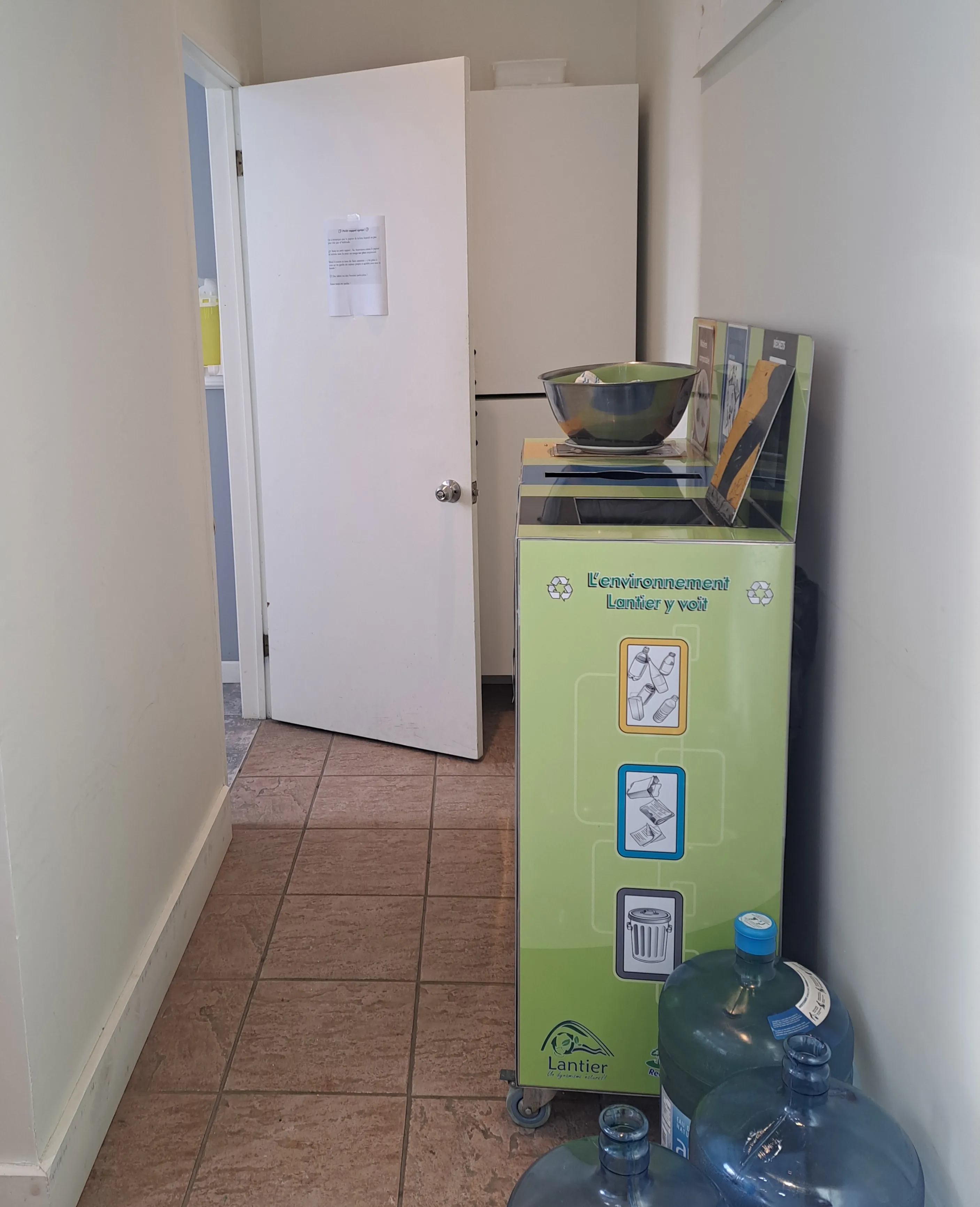 Aller menant à la salle de toilette