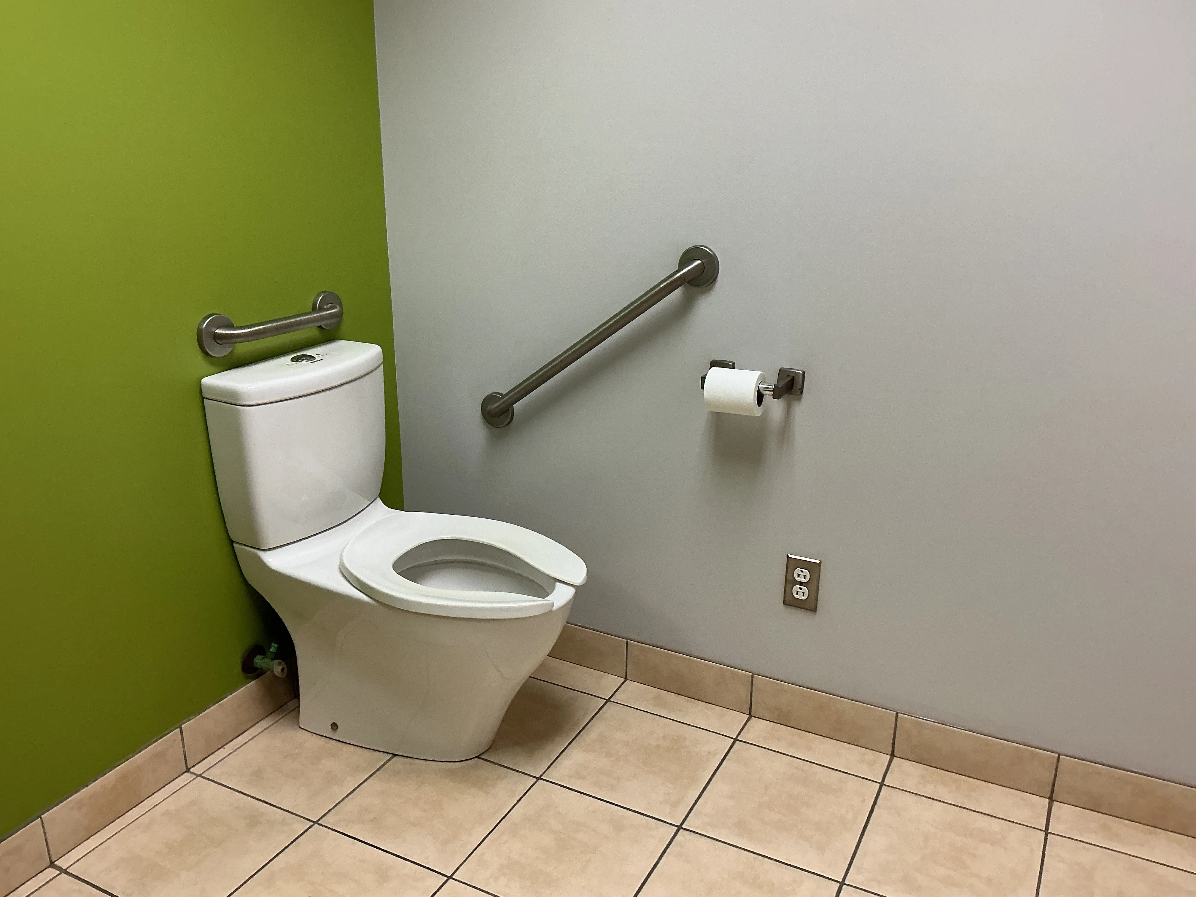 Salle de toilettes, barre d'appui à gauche