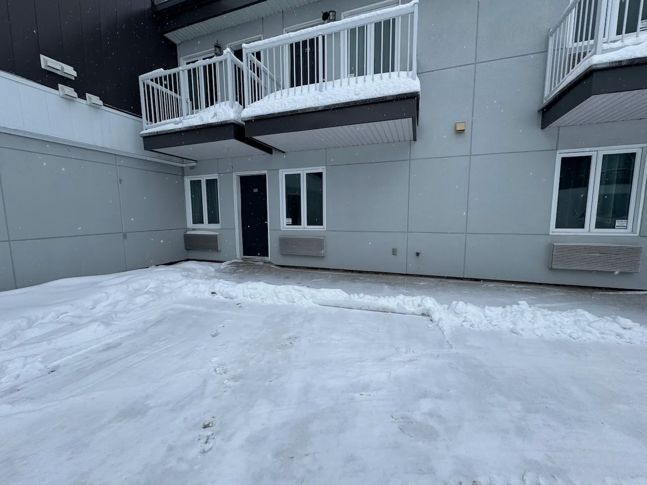 Room #135 - Access from outside and parking space