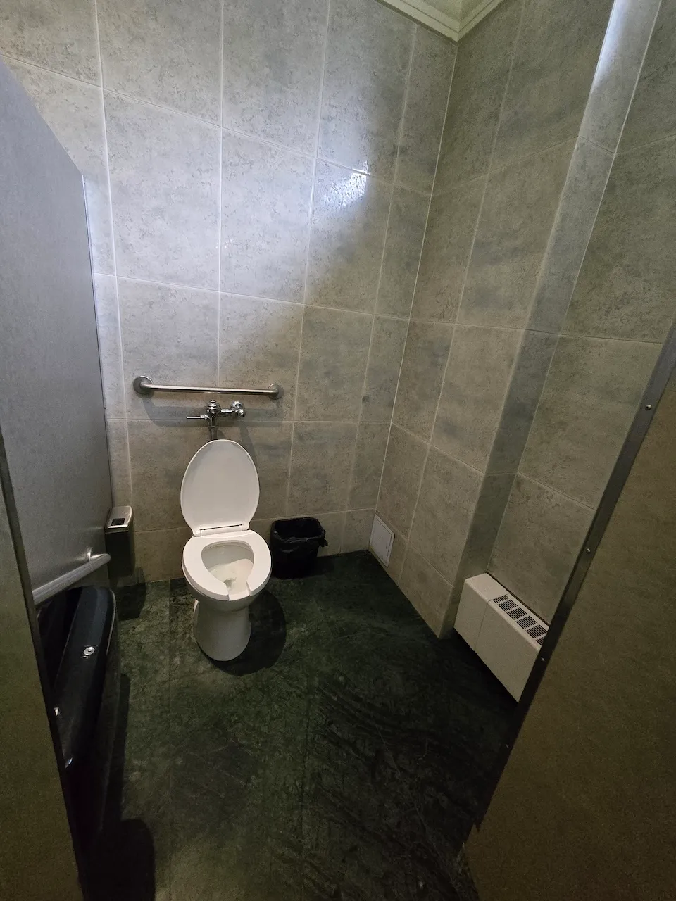 Cabinet de toilette accessible