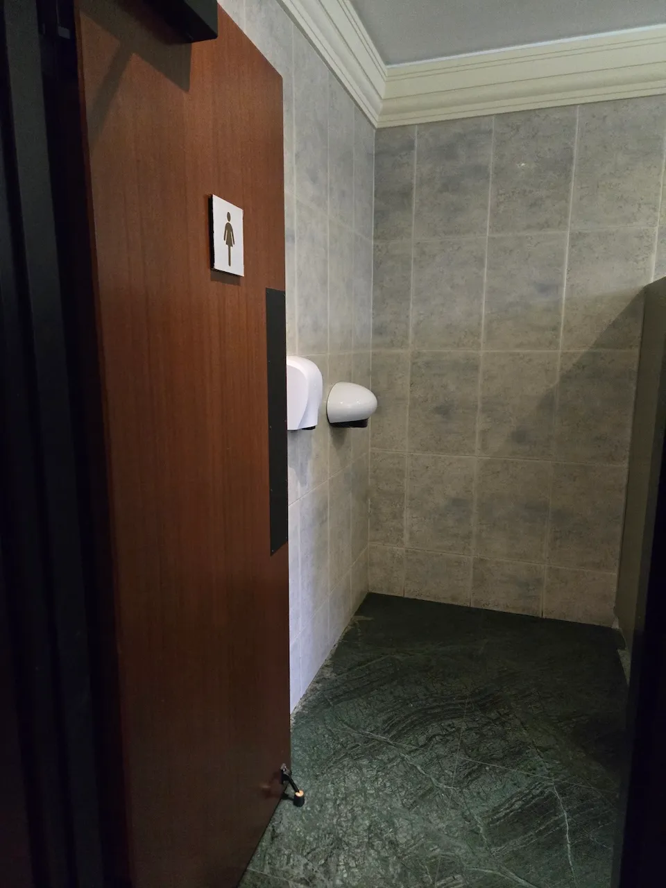 Salle de toilettes du centre Leonardo da Vinci