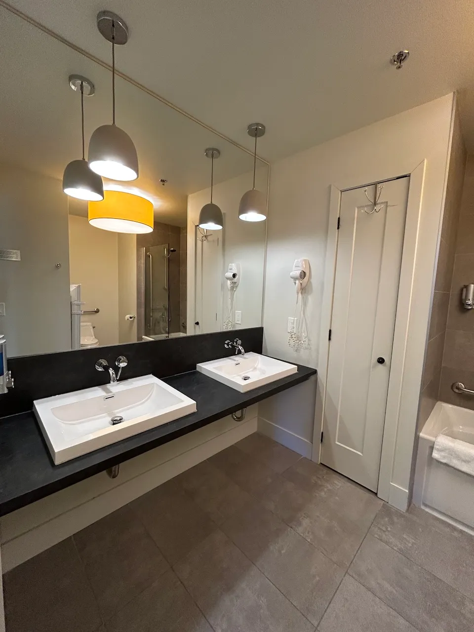 Chambre 1205-1300-1305 : bathroom