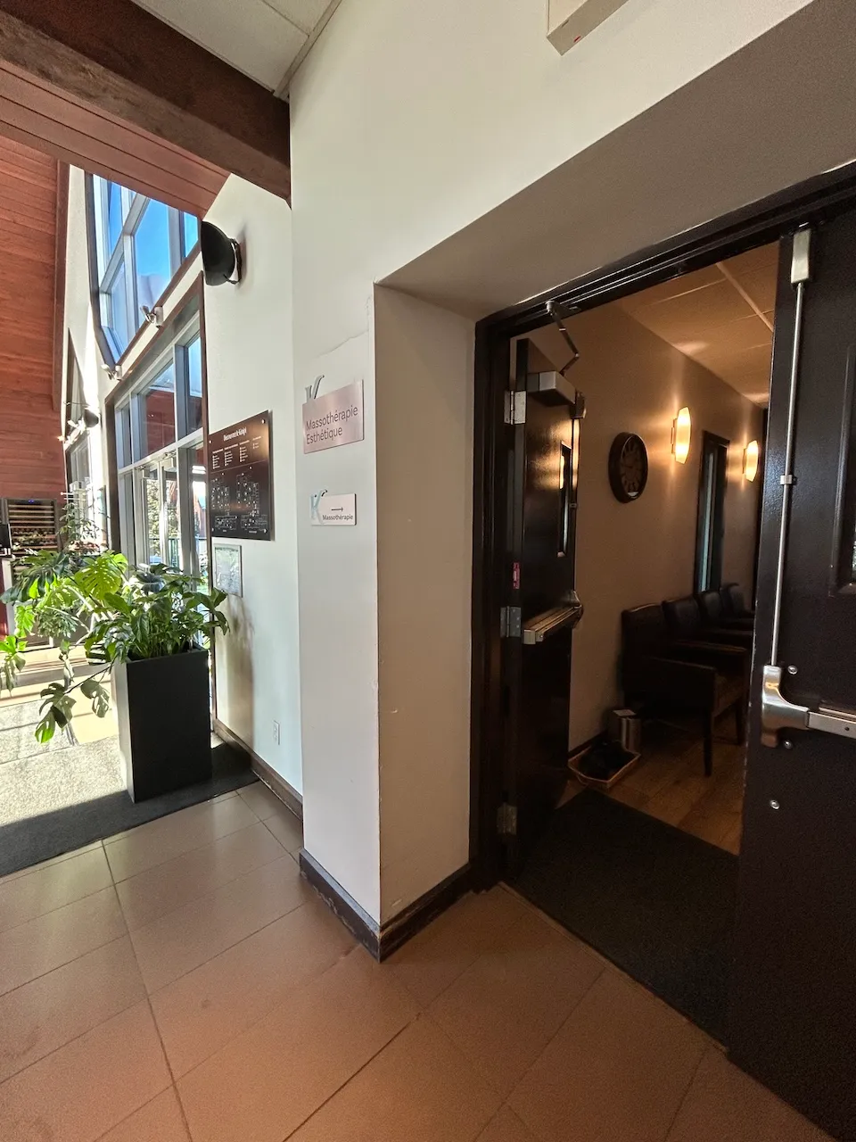 Access to the waiting room - massage section