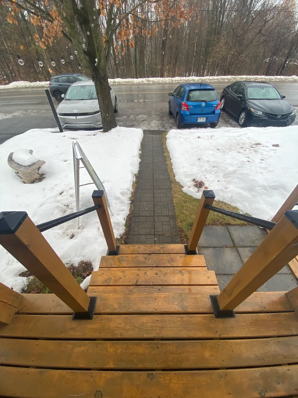 Stationnement et allée vers l'entrée