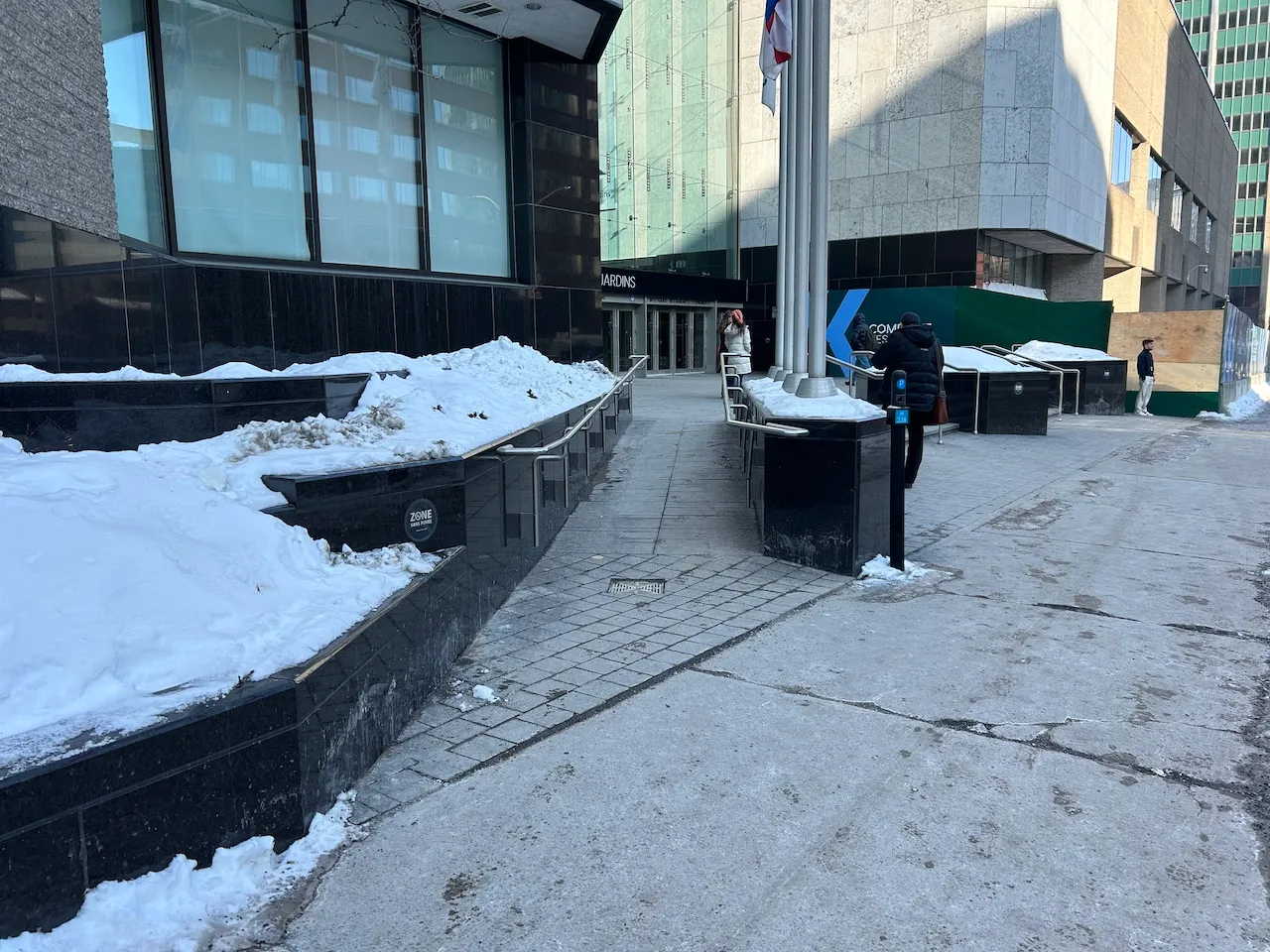 Rampe menant à la porte d'entrée du Complexe Desjardins