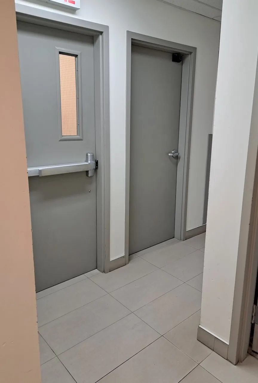 Allée menant à la salle de toilette universelle