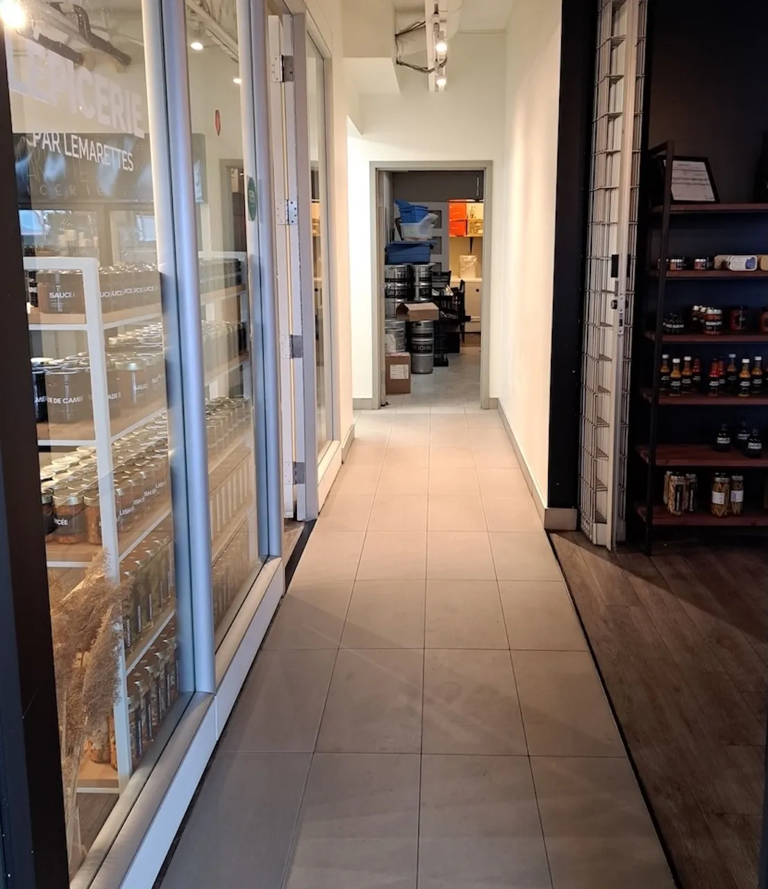 Allée menant à la salle de toilette universelle