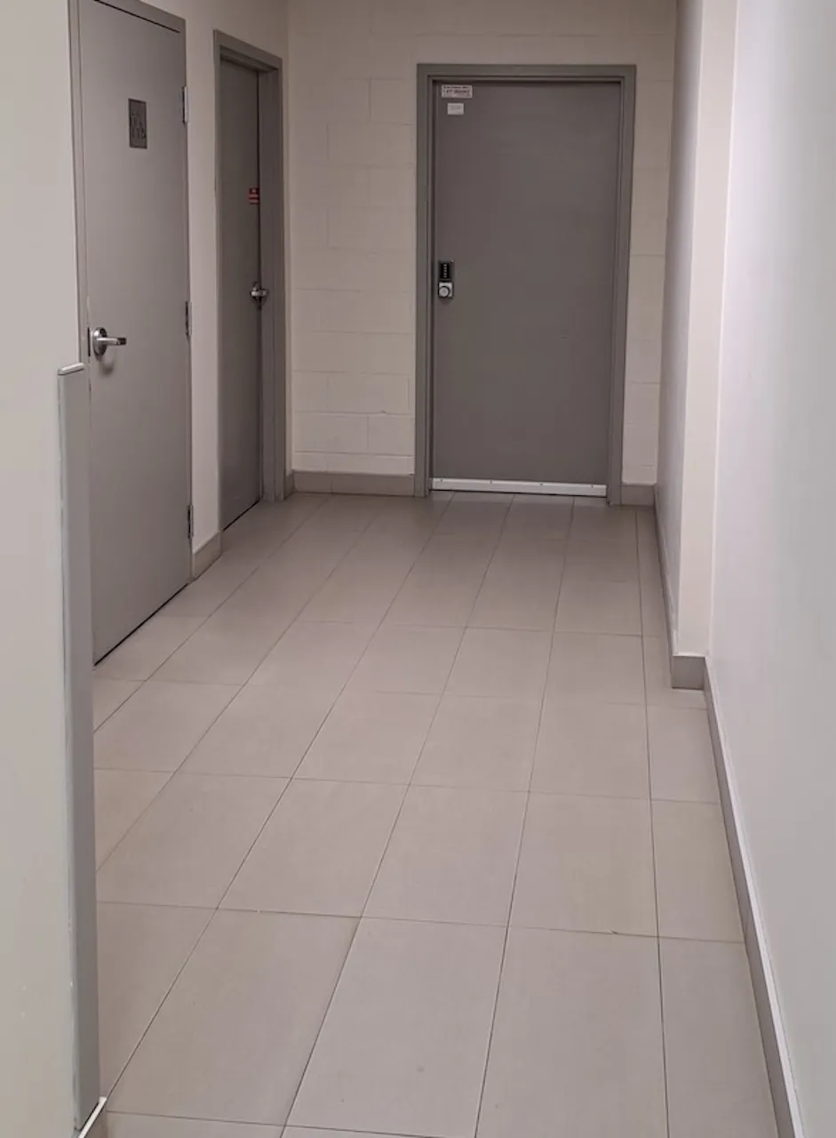 Allée menant à la salle de toilette universelle