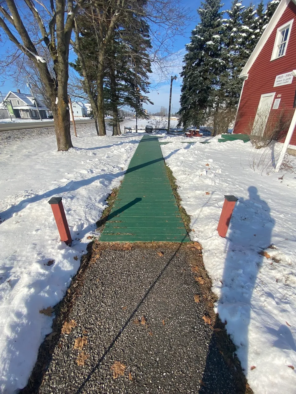 Allée menant à l'entrée