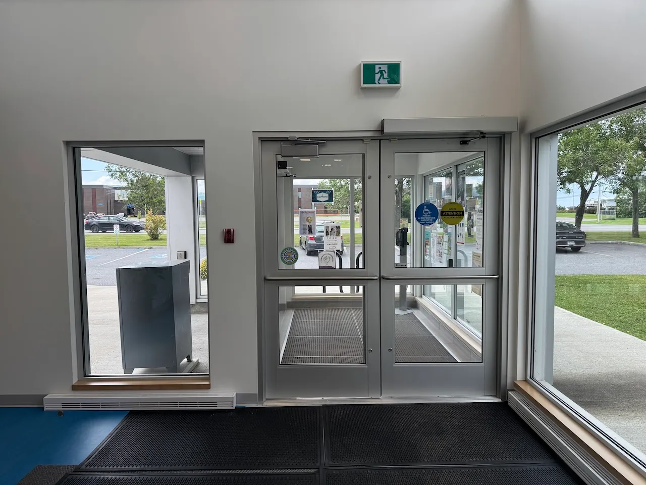 Entrée principale du bâtiment