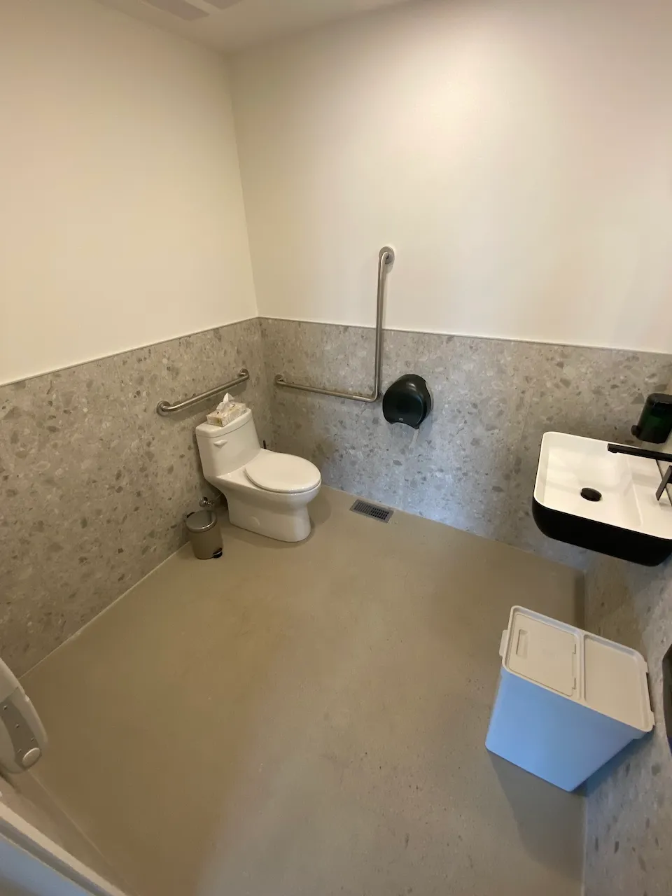 Salle de toilette universelle - Lac-à-l'épaule