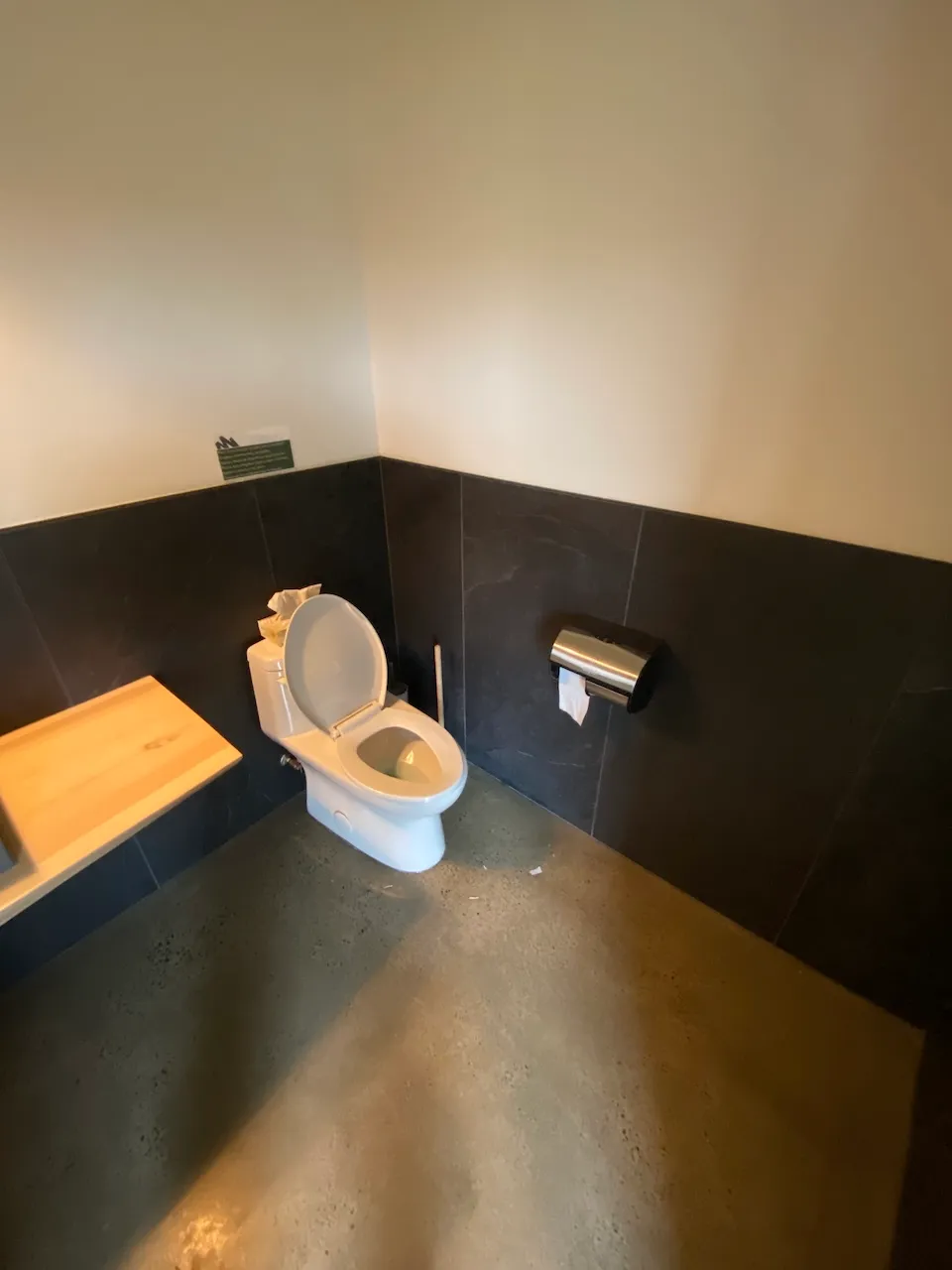 Salle de toilette universelle - pavillon d'accueil